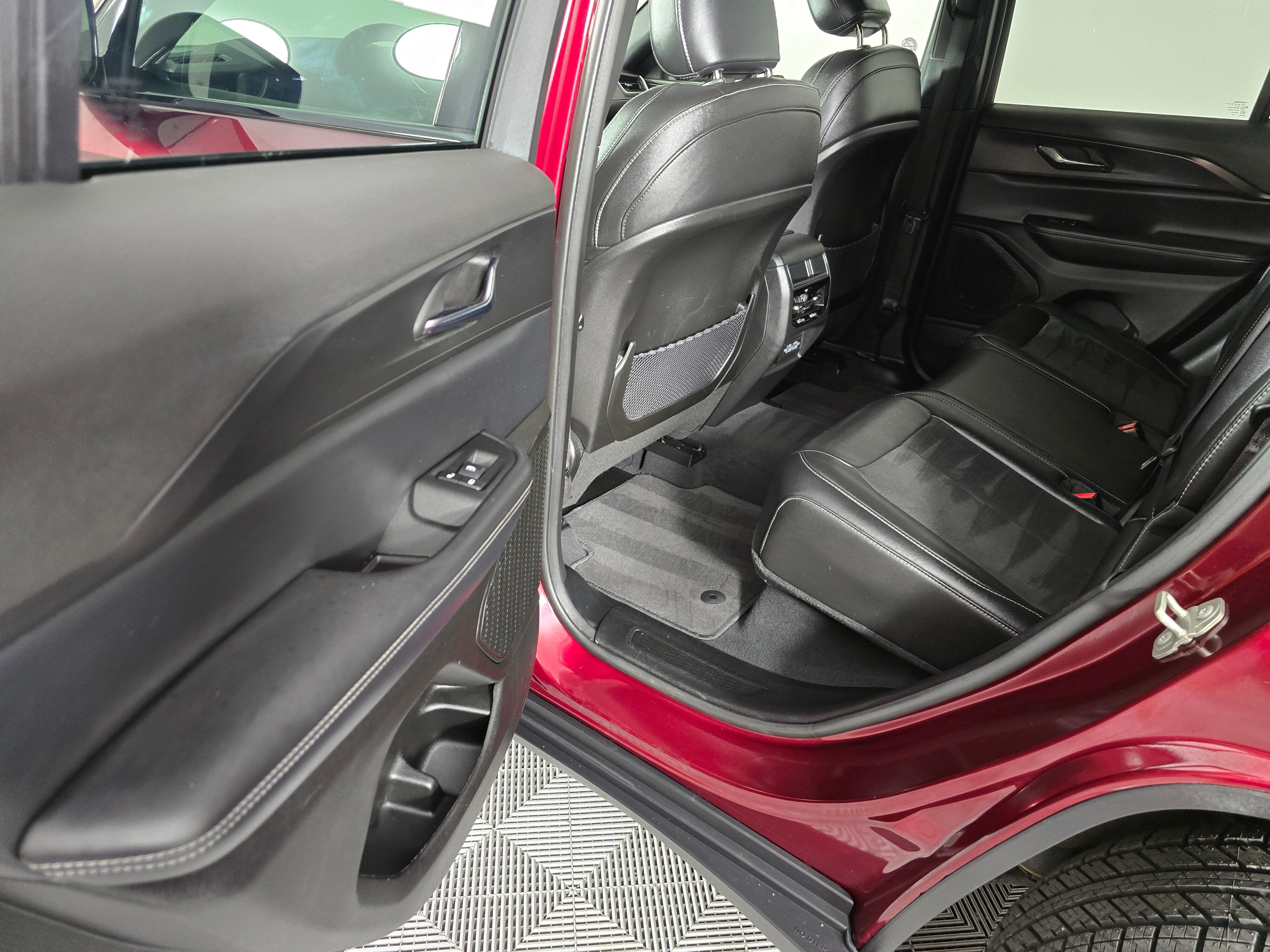 Vehicle image 36 of 44