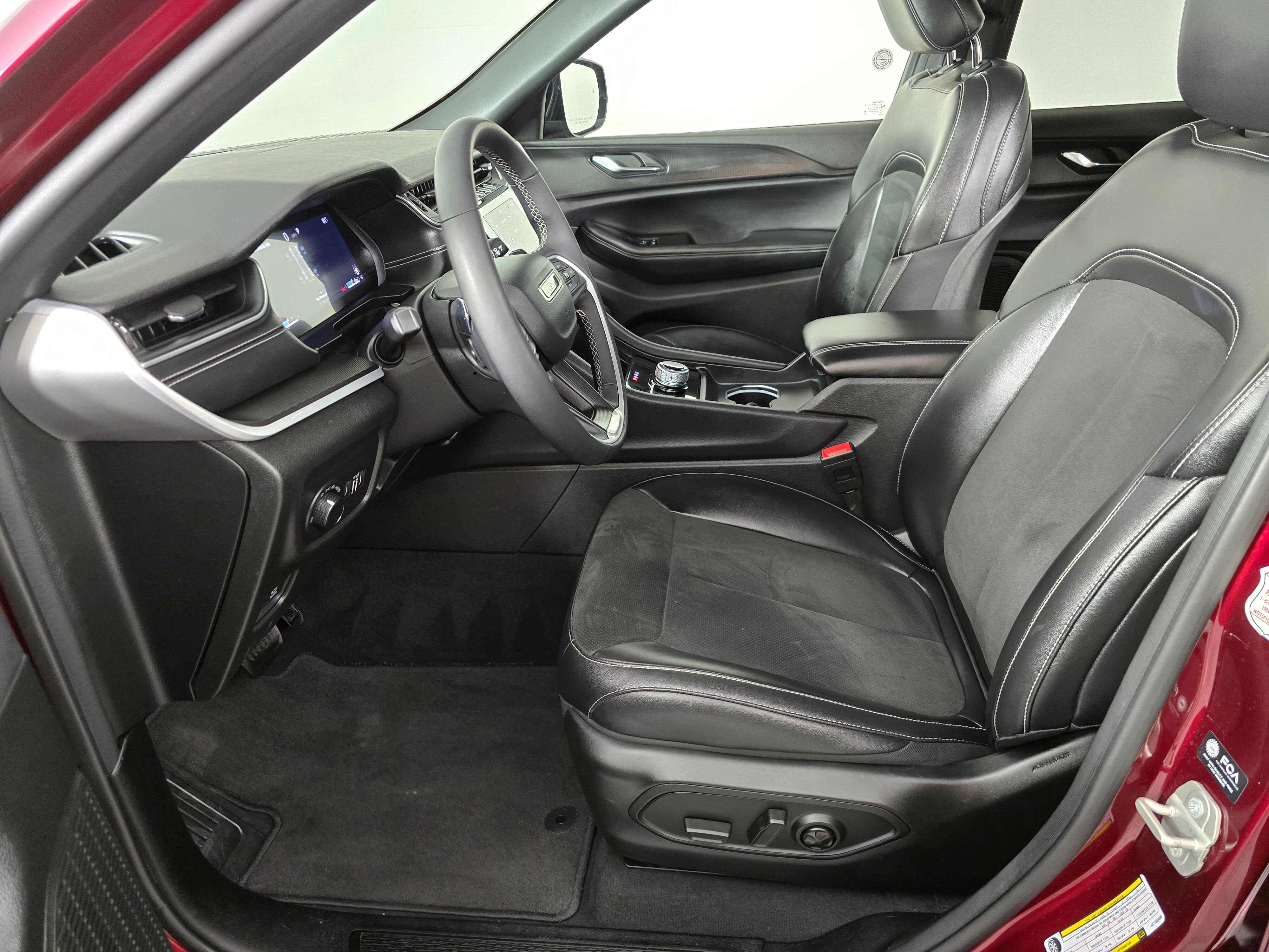Vehicle image 17 of 44