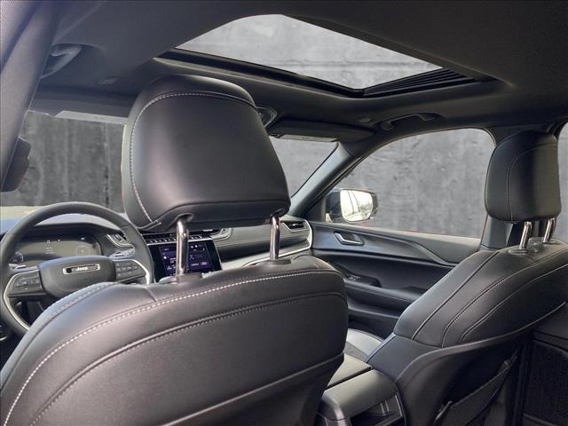 Vehicle image 17 of 25