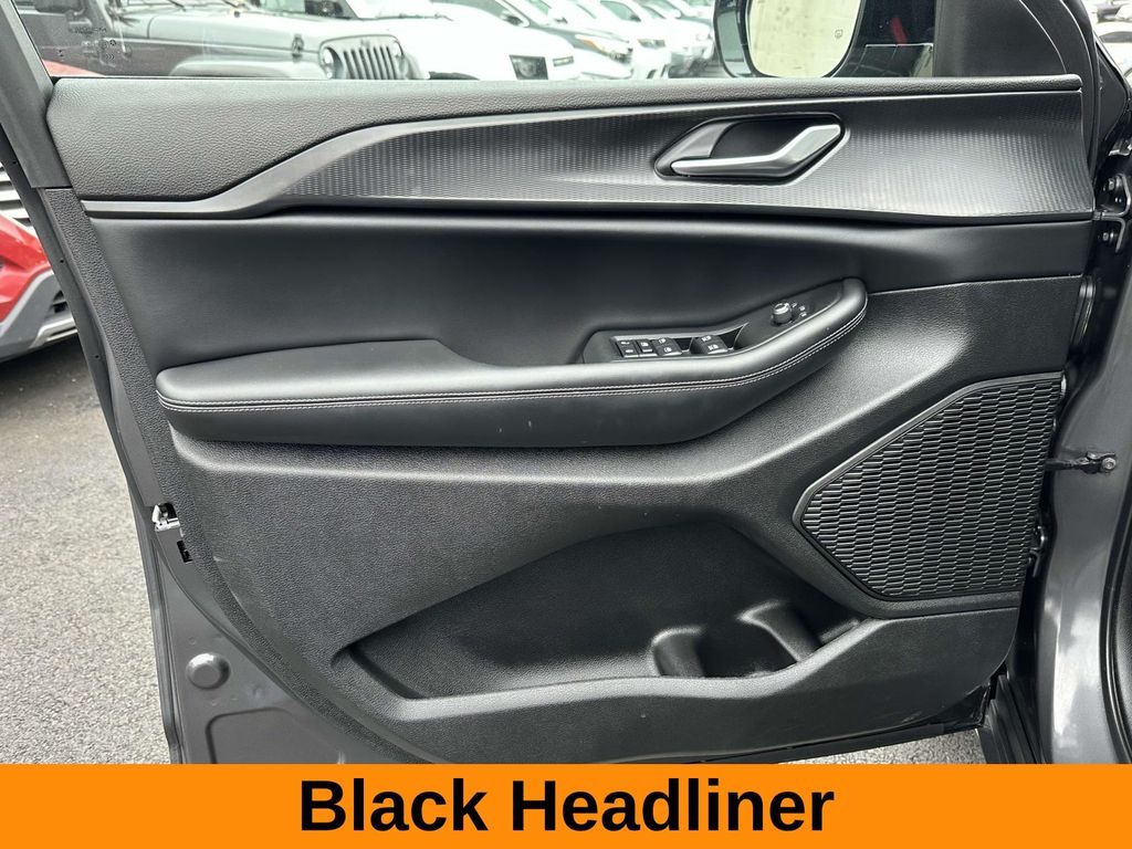Vehicle image 24 of 30