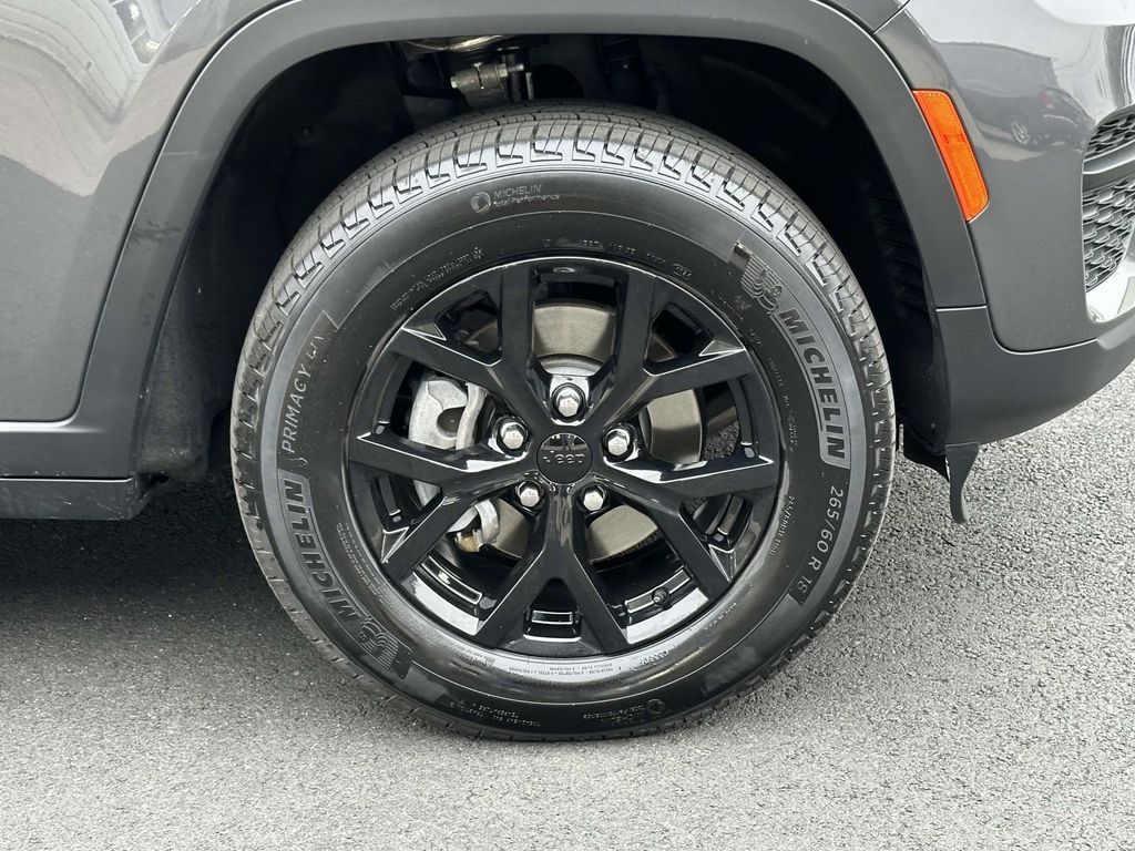Vehicle image 28 of 30