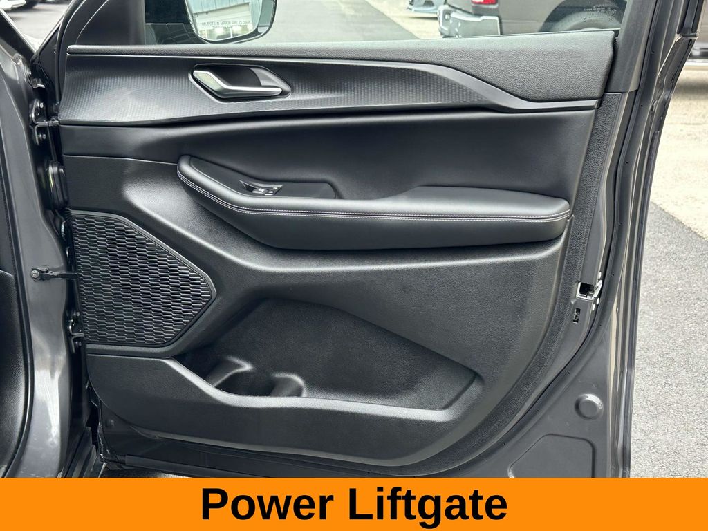 Vehicle image 19 of 30