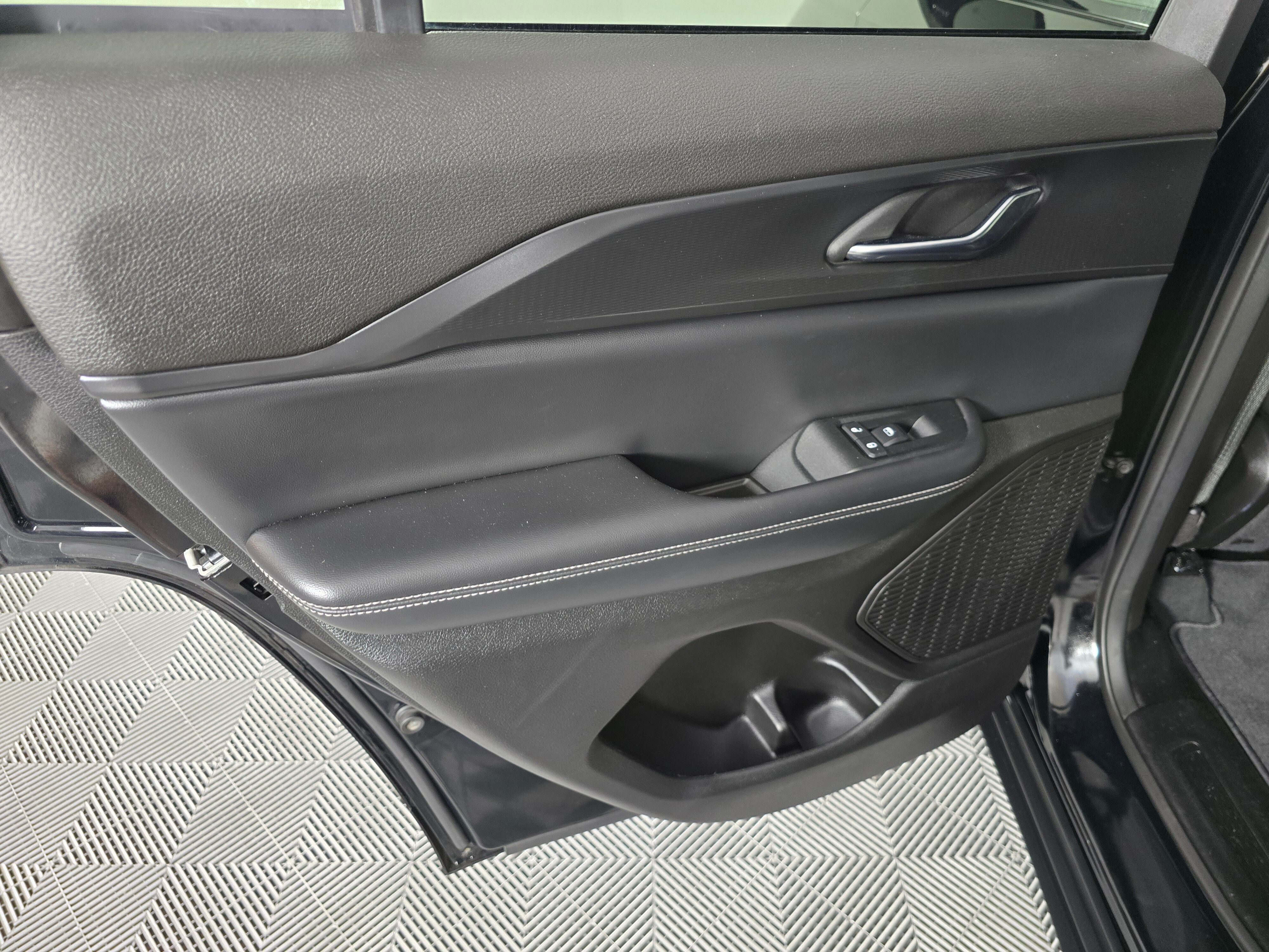 Vehicle image 33 of 42