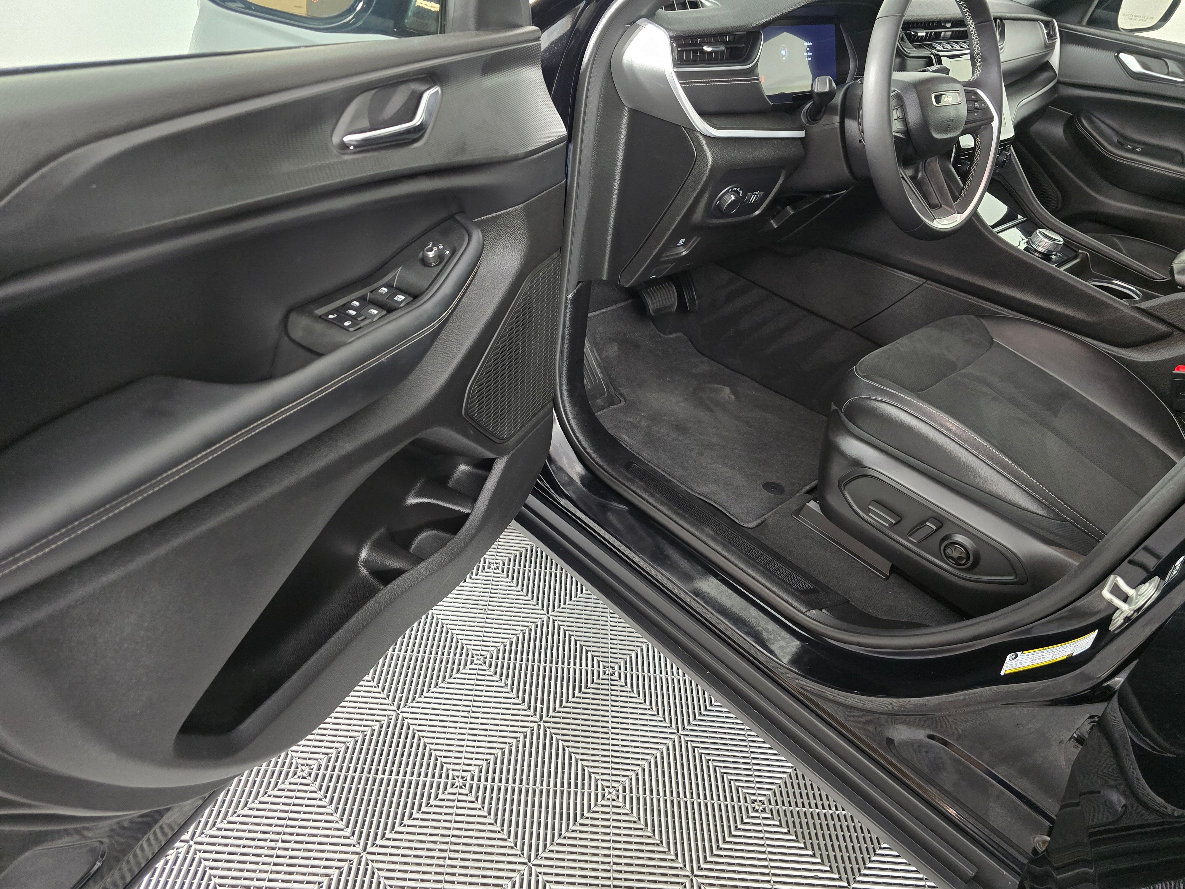 Vehicle image 19 of 42