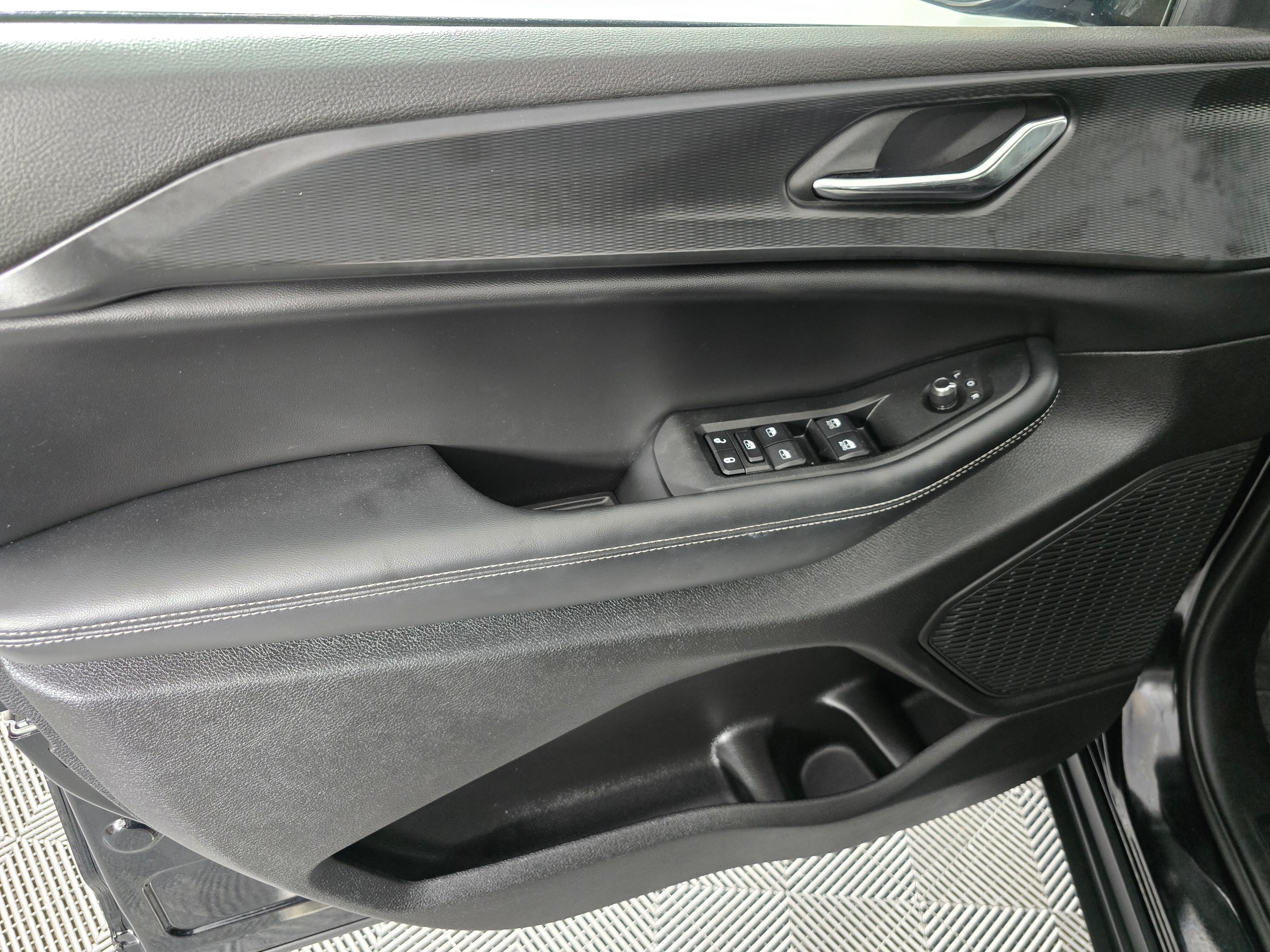Vehicle image 18 of 42
