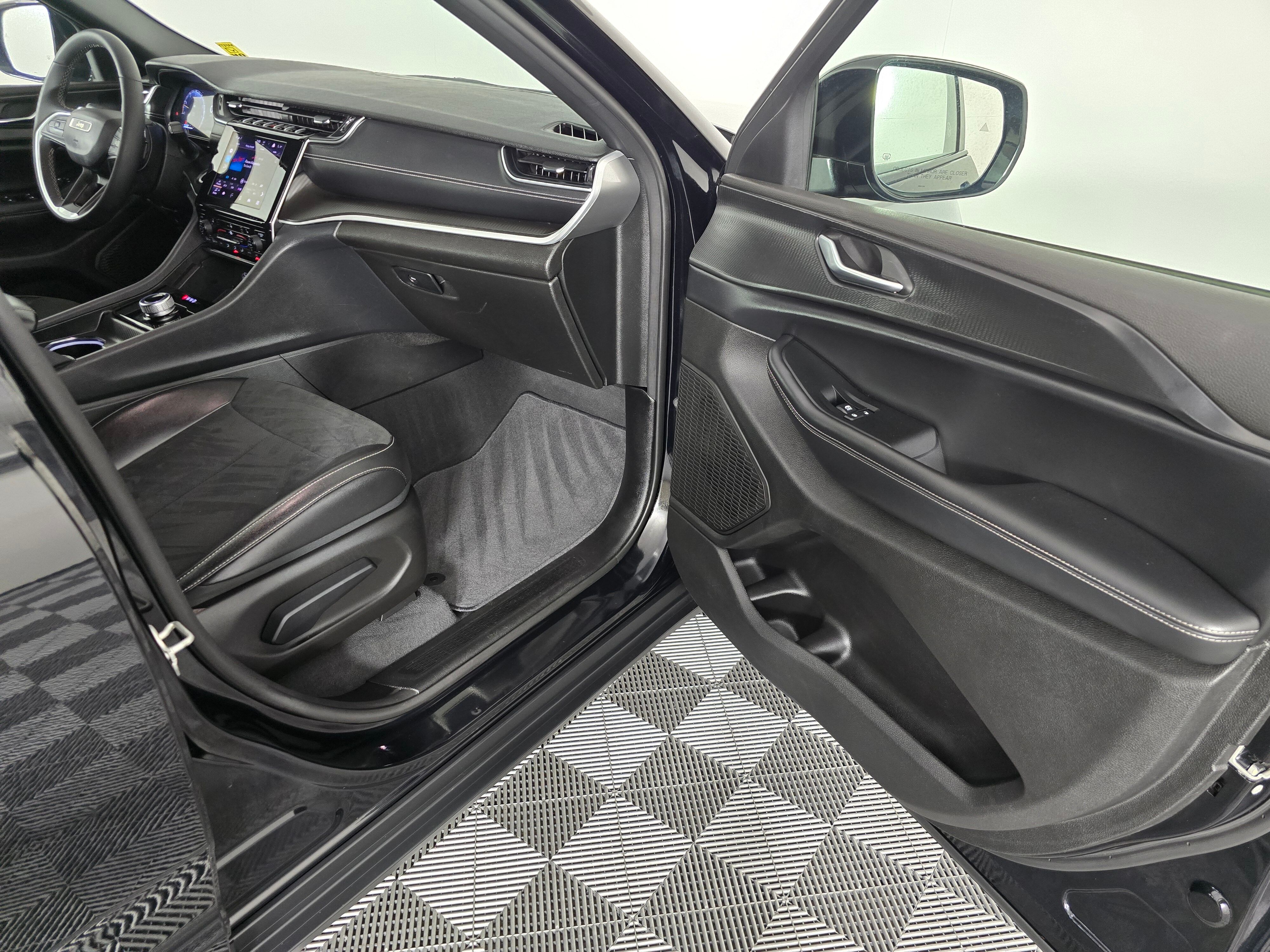 Vehicle image 40 of 42