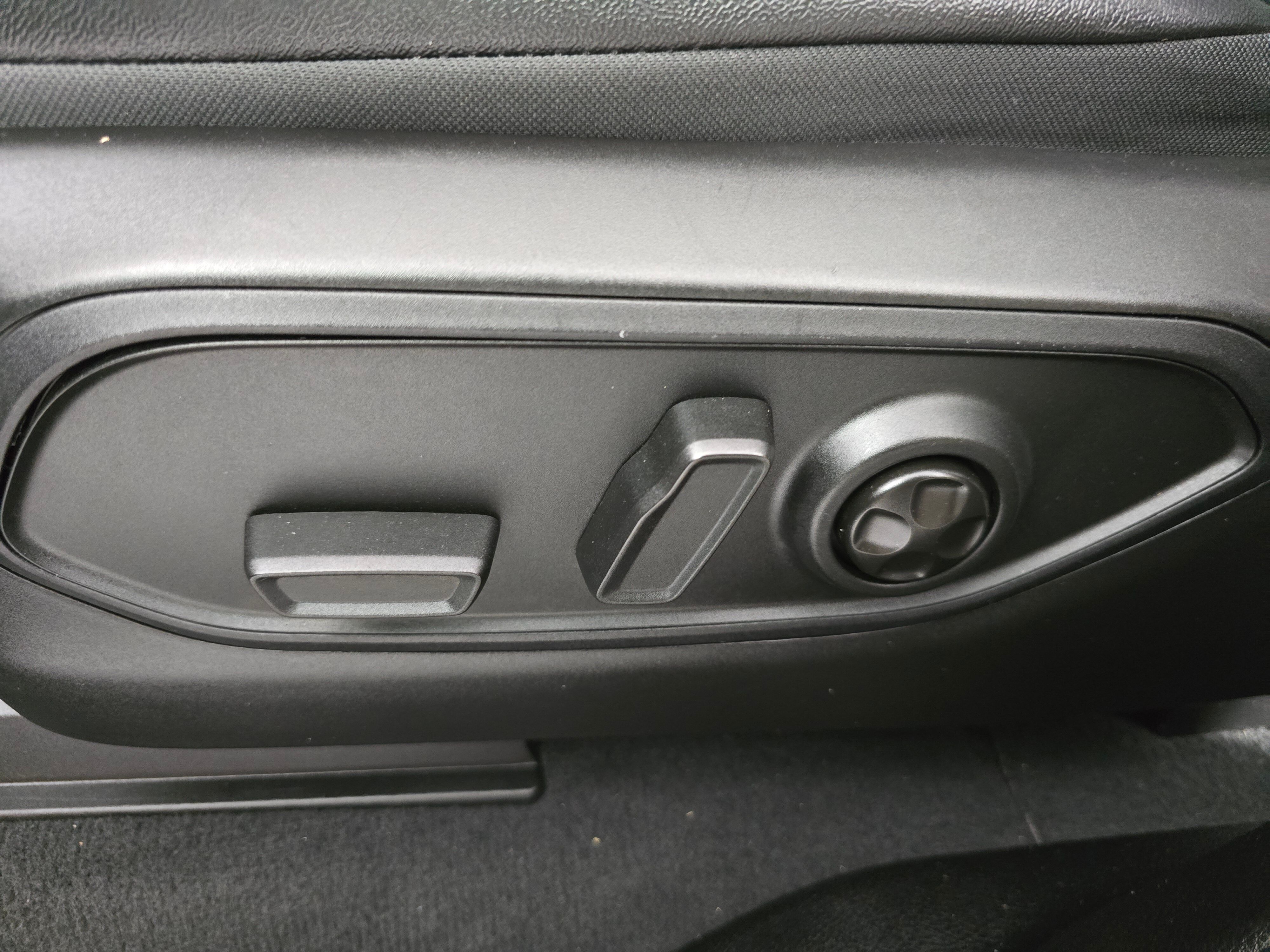 Vehicle image 21 of 42