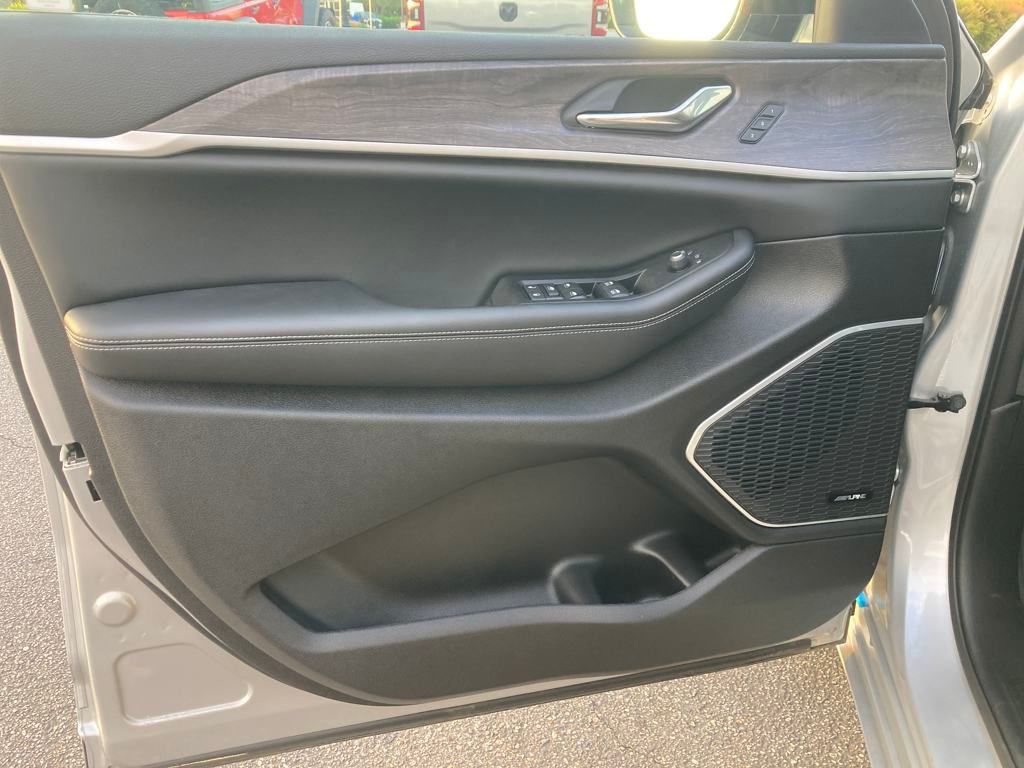 Vehicle image 10 of 37