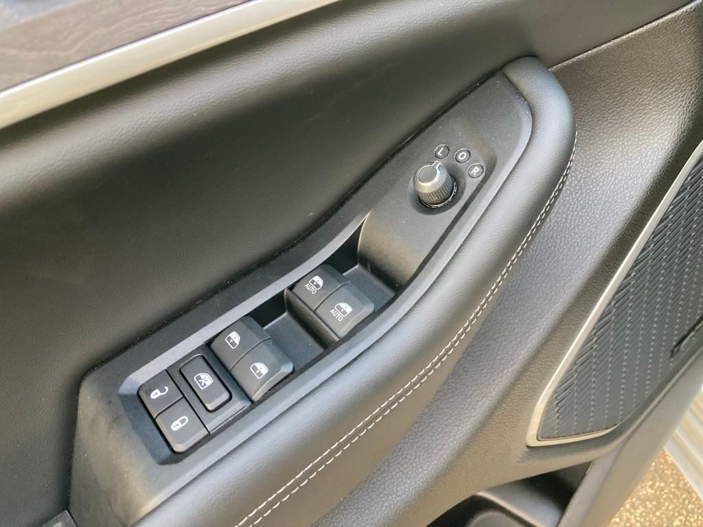 Vehicle image 11 of 37