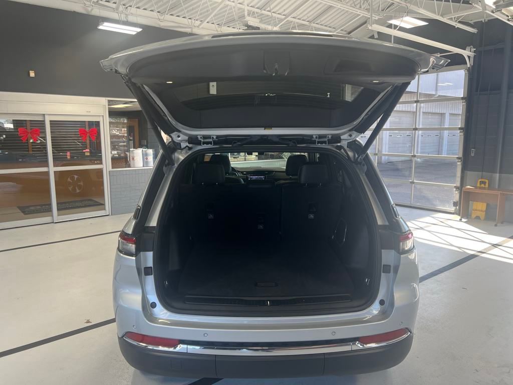 Vehicle image 11 of 13