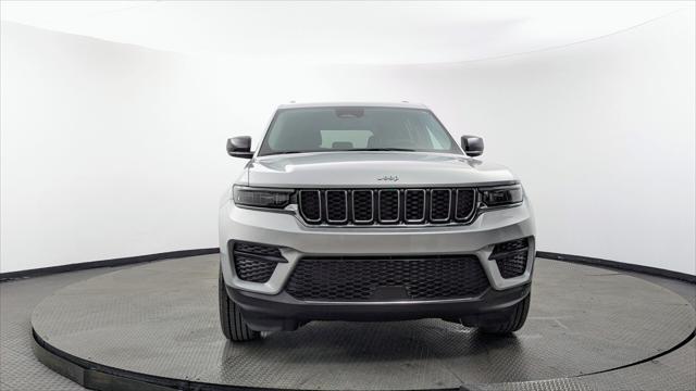 2024 Jeep Grand Cherokee Laredo Image 3 of 28