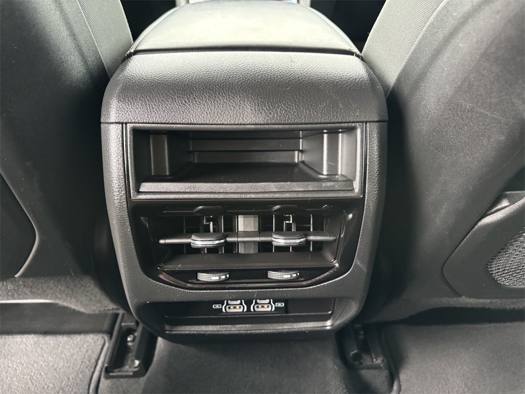 Vehicle image 27 of 30