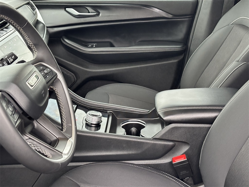 Vehicle image 10 of 30