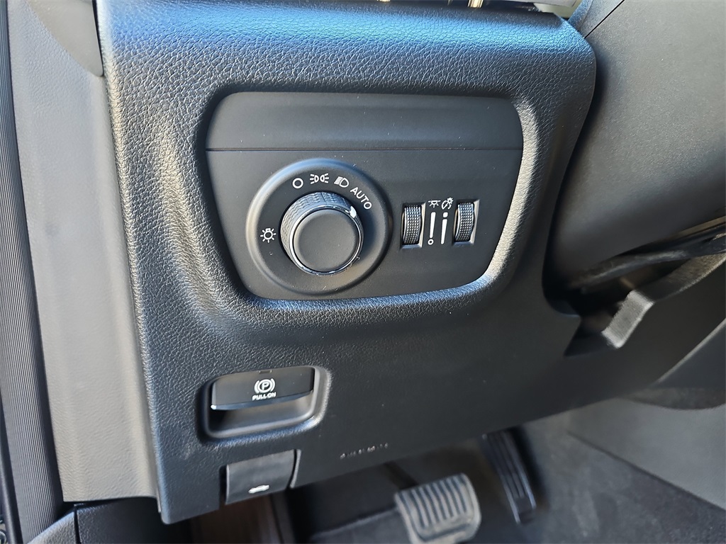Vehicle image 24 of 33