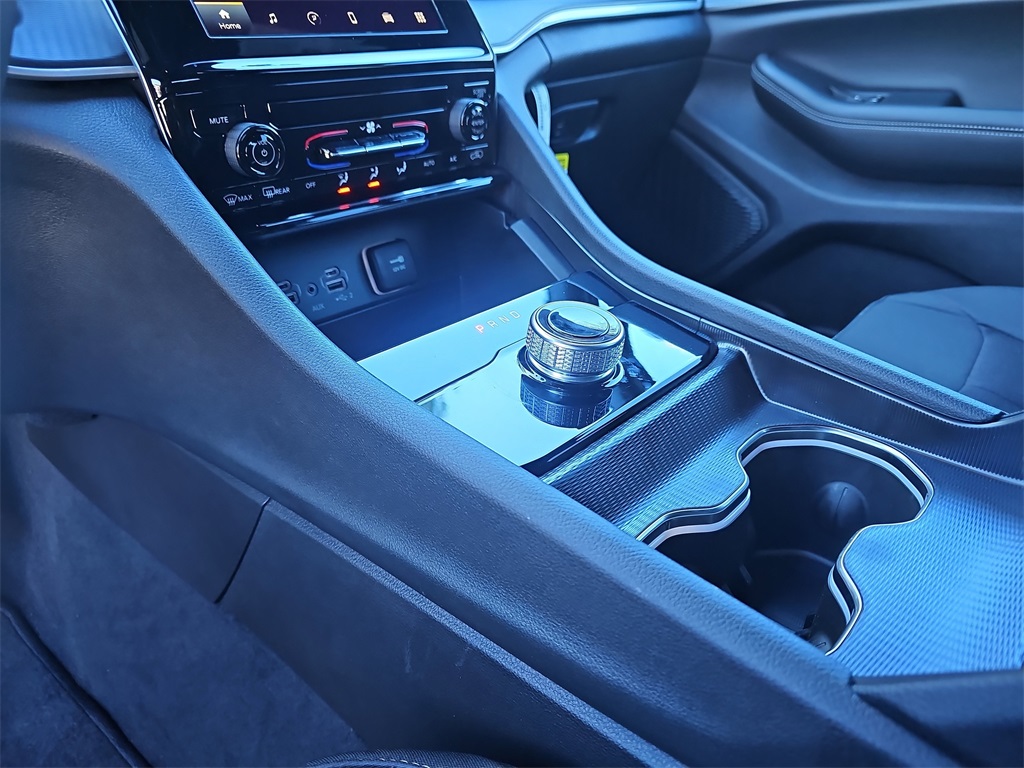 Vehicle image 23 of 33