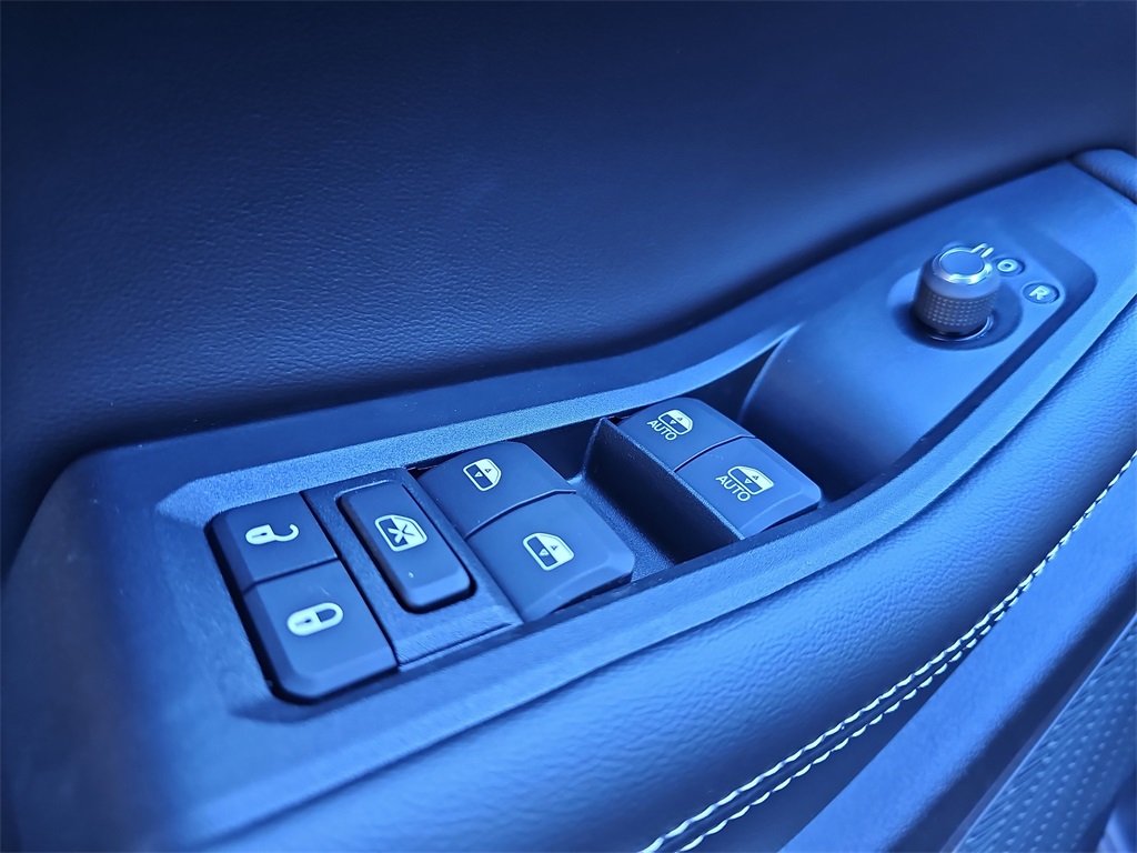 Vehicle image 26 of 33