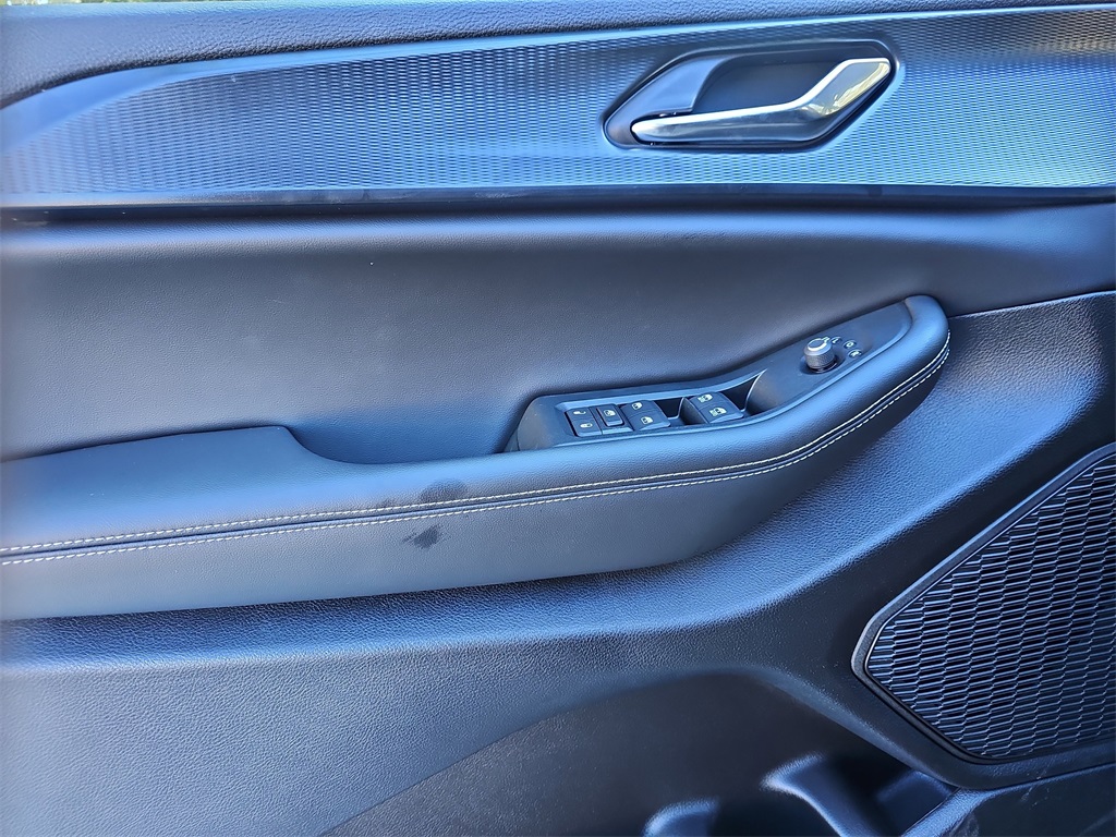 Vehicle image 25 of 33