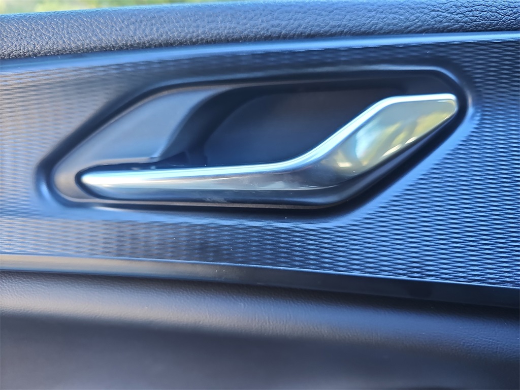 Vehicle image 27 of 33