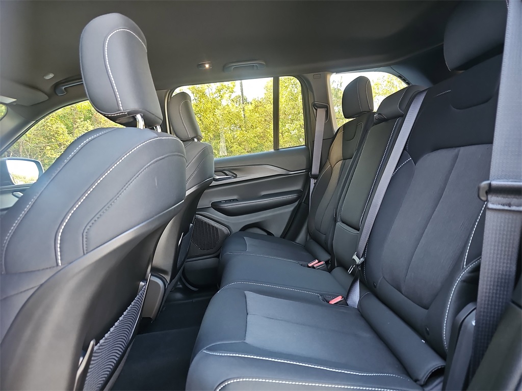 Vehicle image 13 of 33