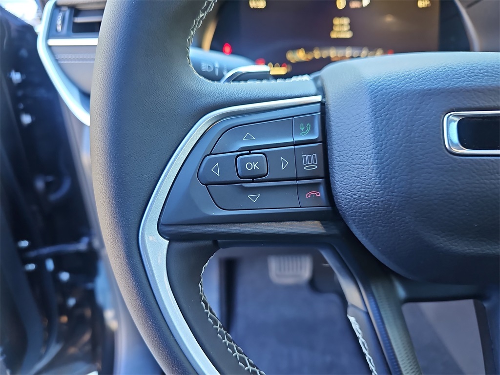 Vehicle image 17 of 33
