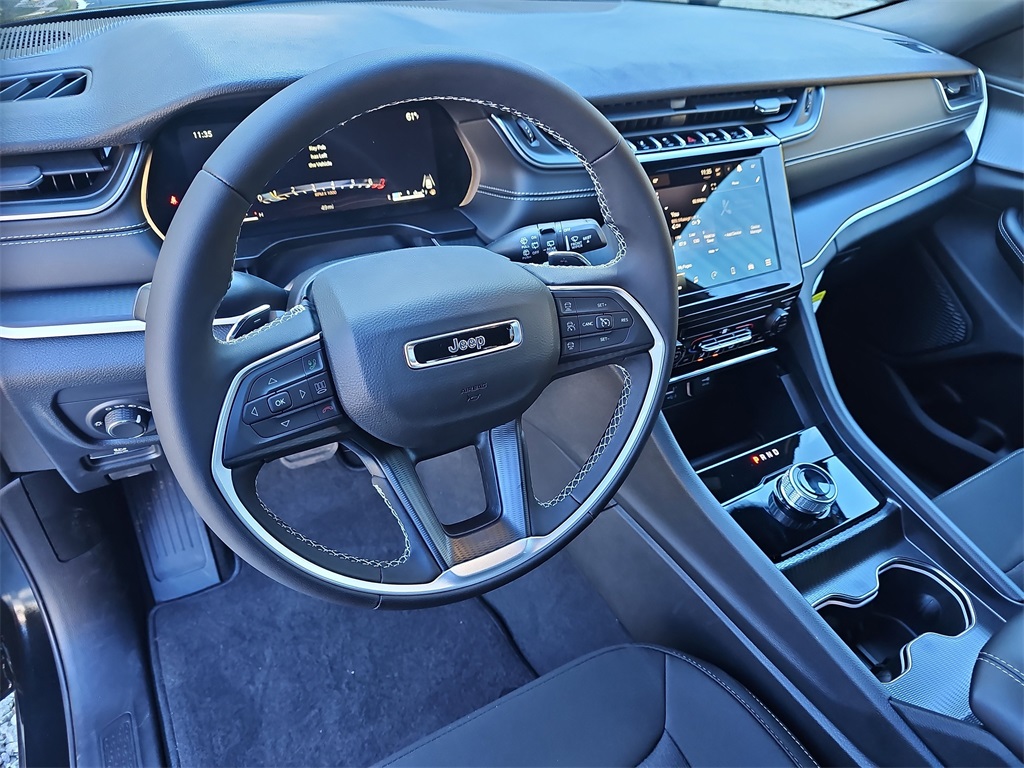 Vehicle image 16 of 33