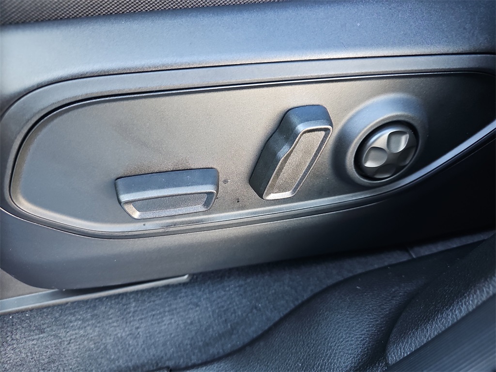 Vehicle image 15 of 33