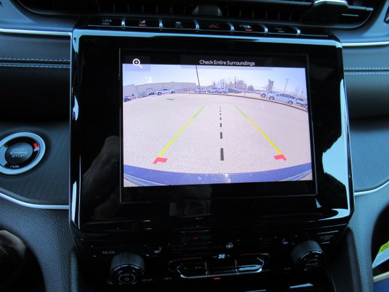 Vehicle image 11 of 23
