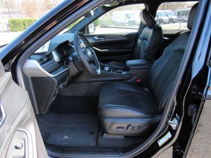 Vehicle image 8 of 23