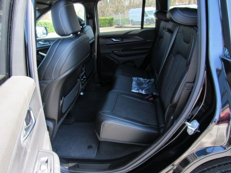 Vehicle image 16 of 23