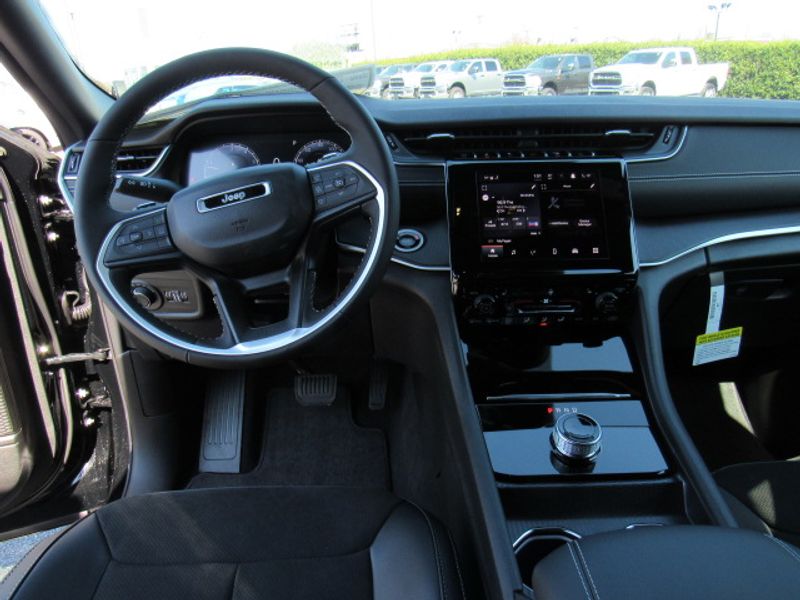 Vehicle image 17 of 23