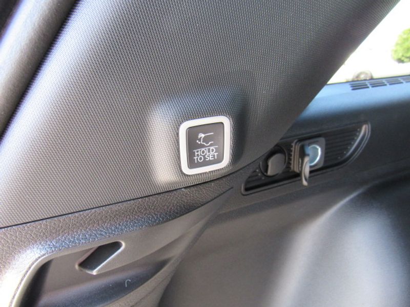 Vehicle image 19 of 23