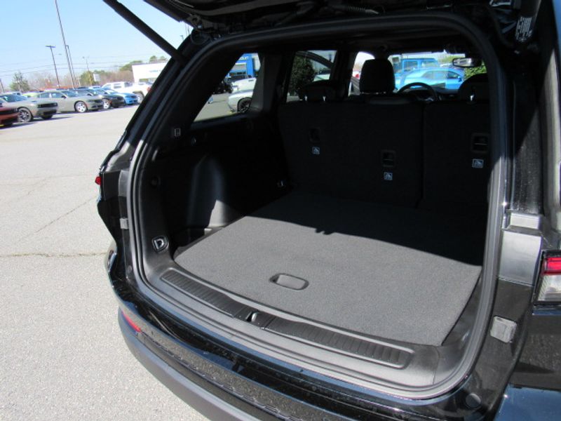 Vehicle image 18 of 23