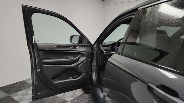 Vehicle image 16 of 24