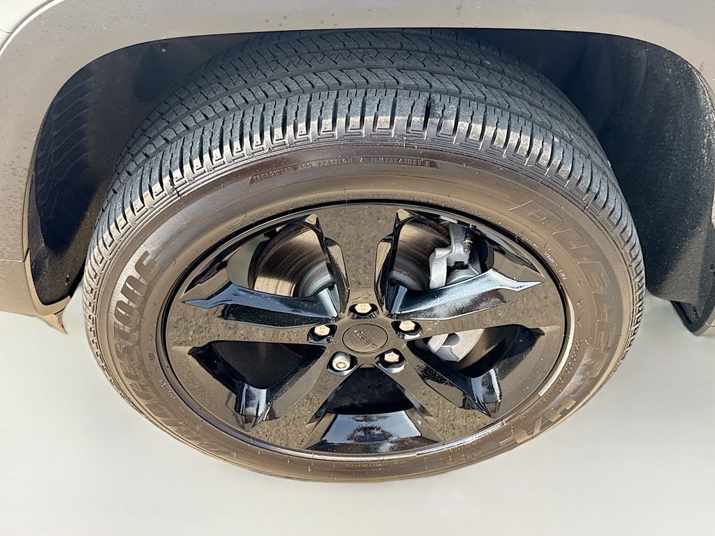Vehicle image 17 of 18