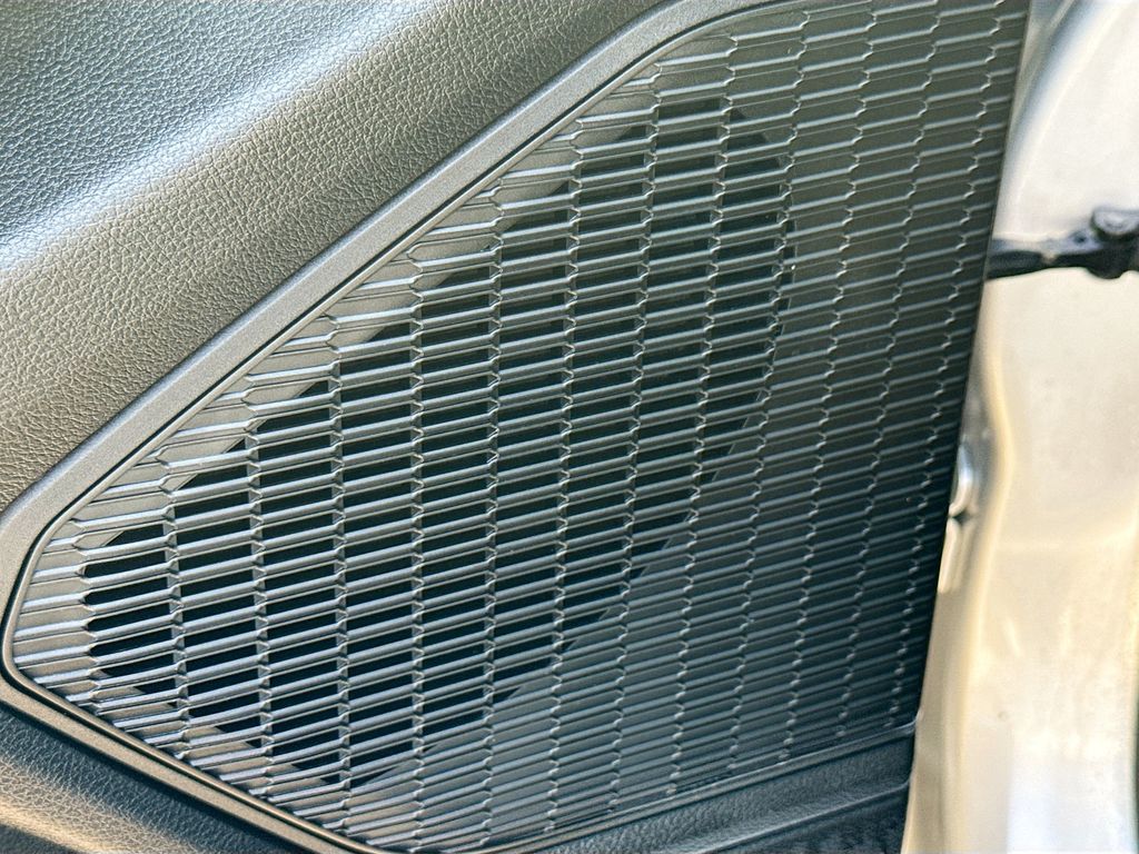 Vehicle image 13 of 18