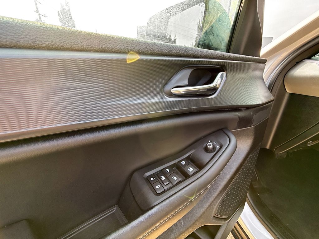 Vehicle image 12 of 18
