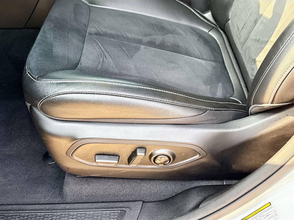 Vehicle image 14 of 18
