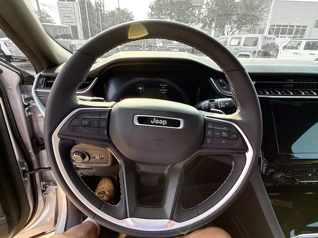 Vehicle image 9 of 18