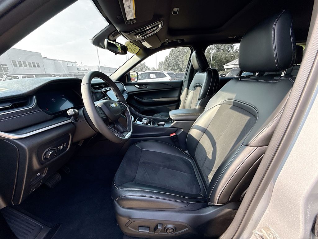 Vehicle image 15 of 18