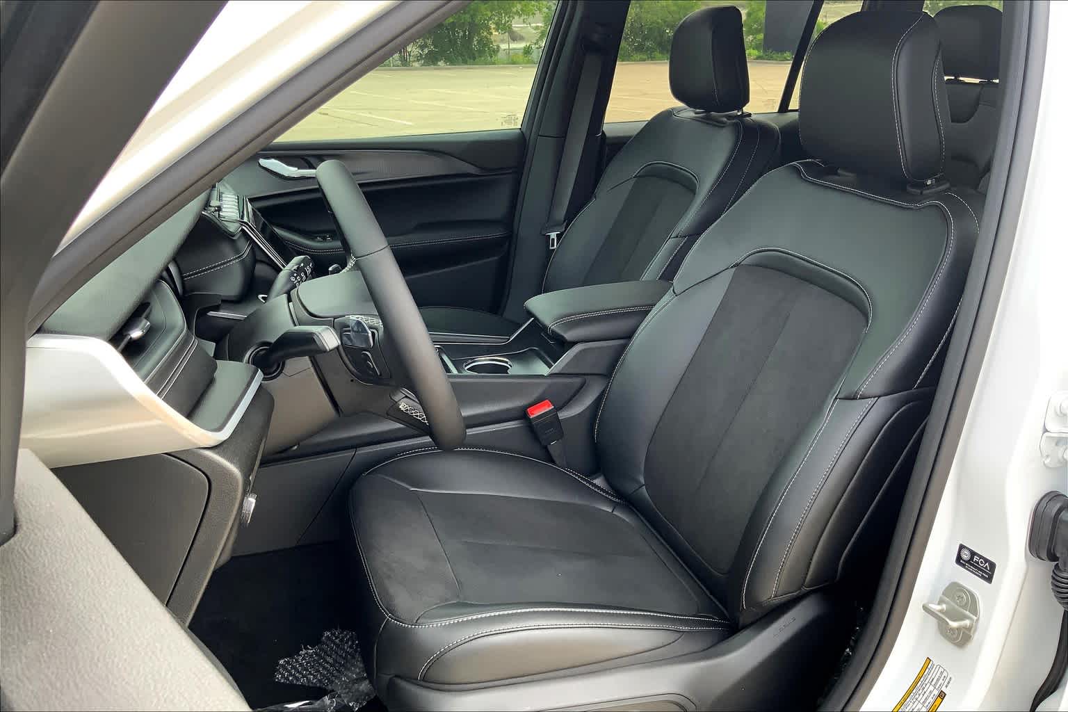 Vehicle image 9 of 19