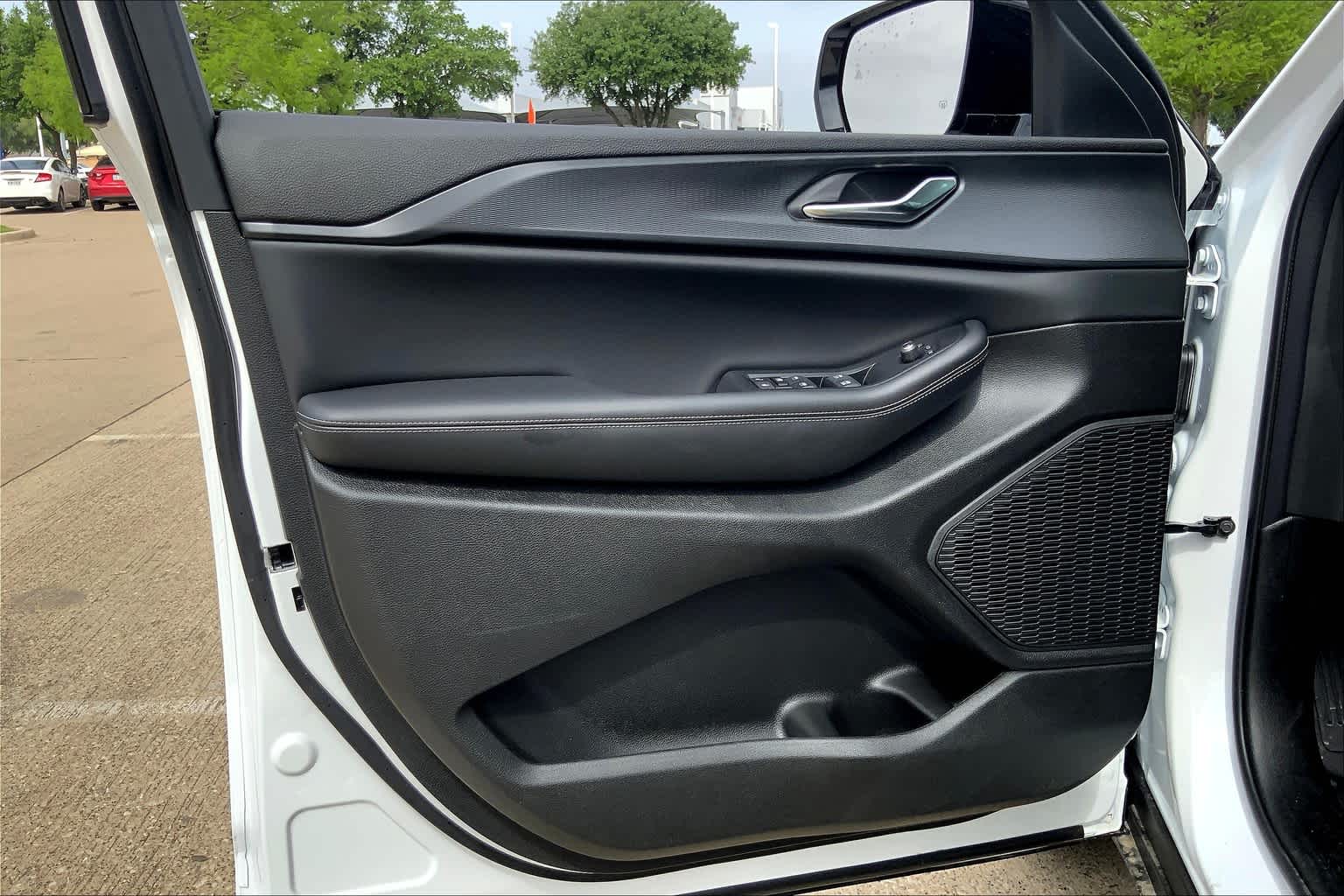 Vehicle image 10 of 19