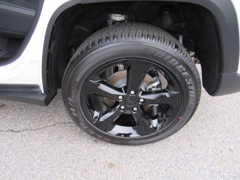 Vehicle image 21 of 24