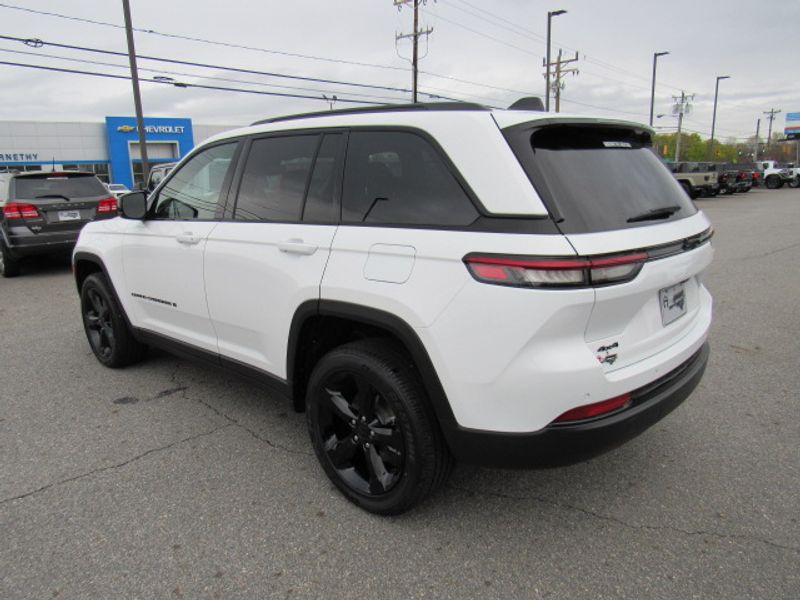 Vehicle image 6 of 24