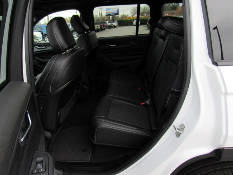 Vehicle image 17 of 24