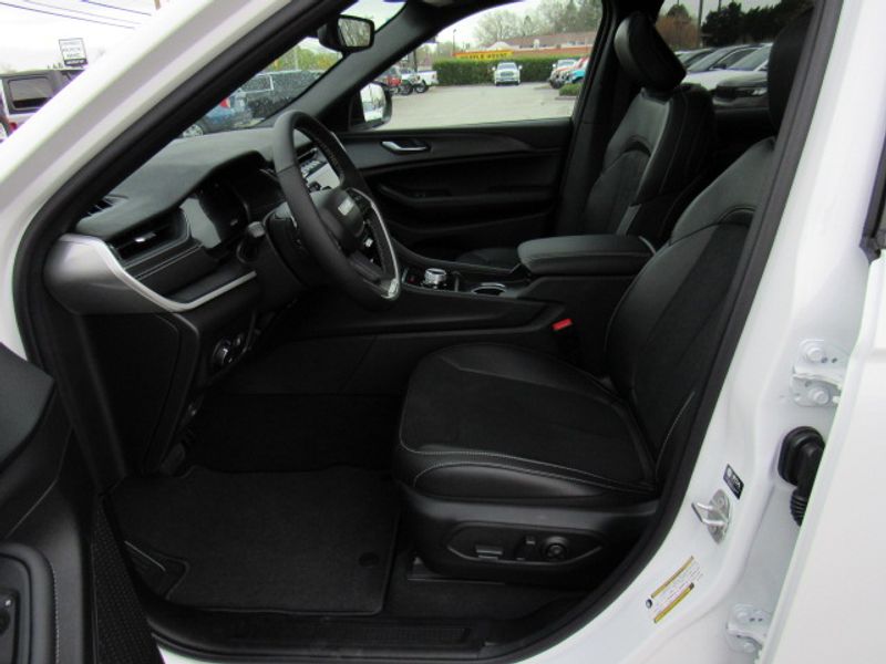 Vehicle image 8 of 24