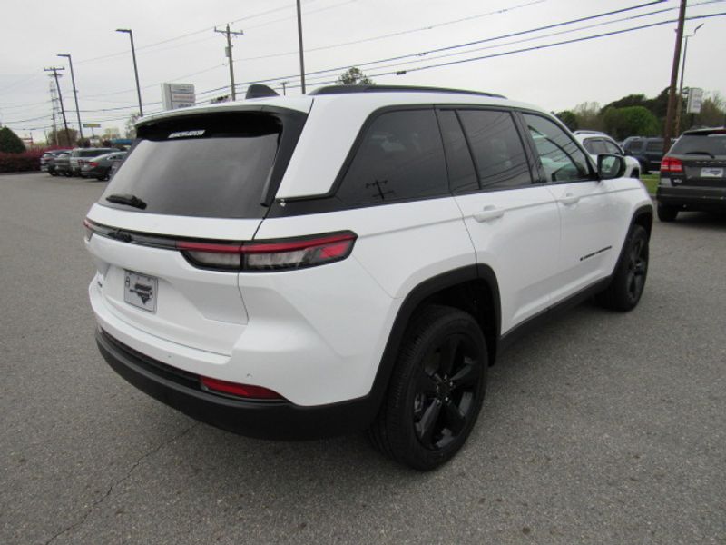 Vehicle image 3 of 24