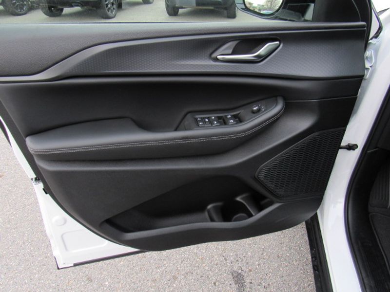 Vehicle image 7 of 24
