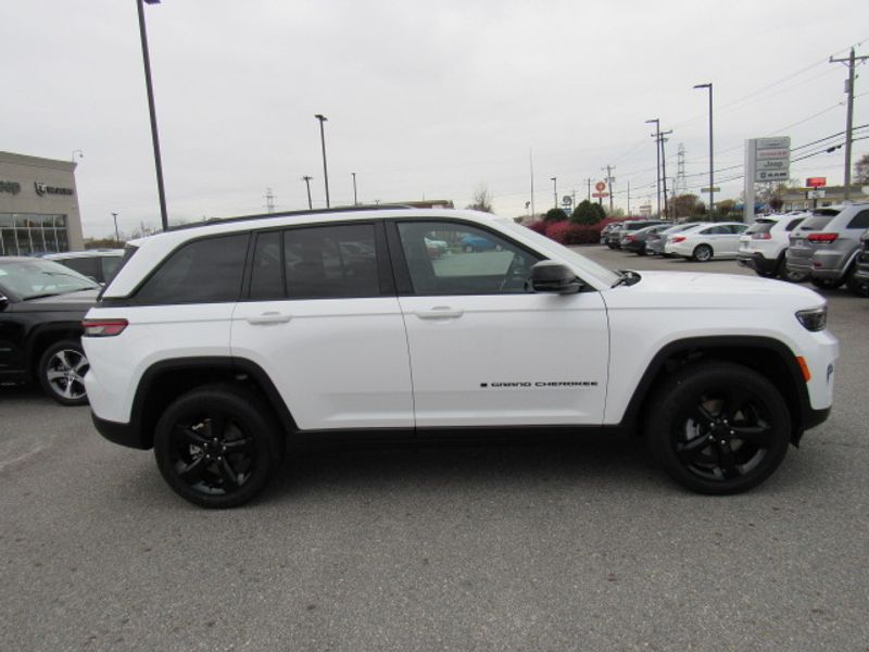 Vehicle image 5 of 24