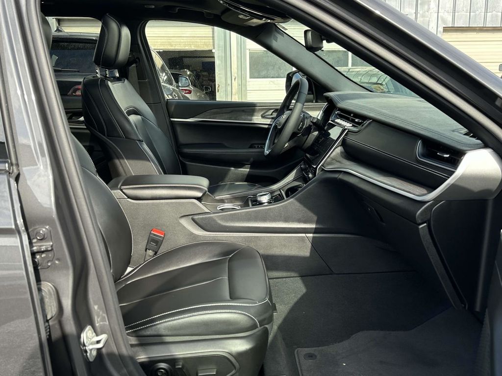 Vehicle image 21 of 29