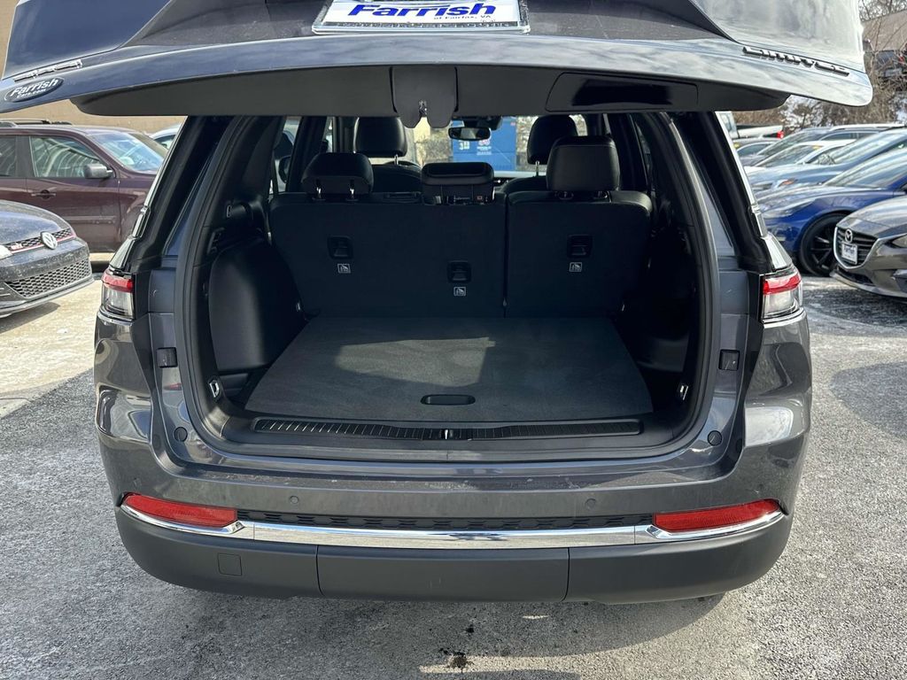Vehicle image 27 of 29